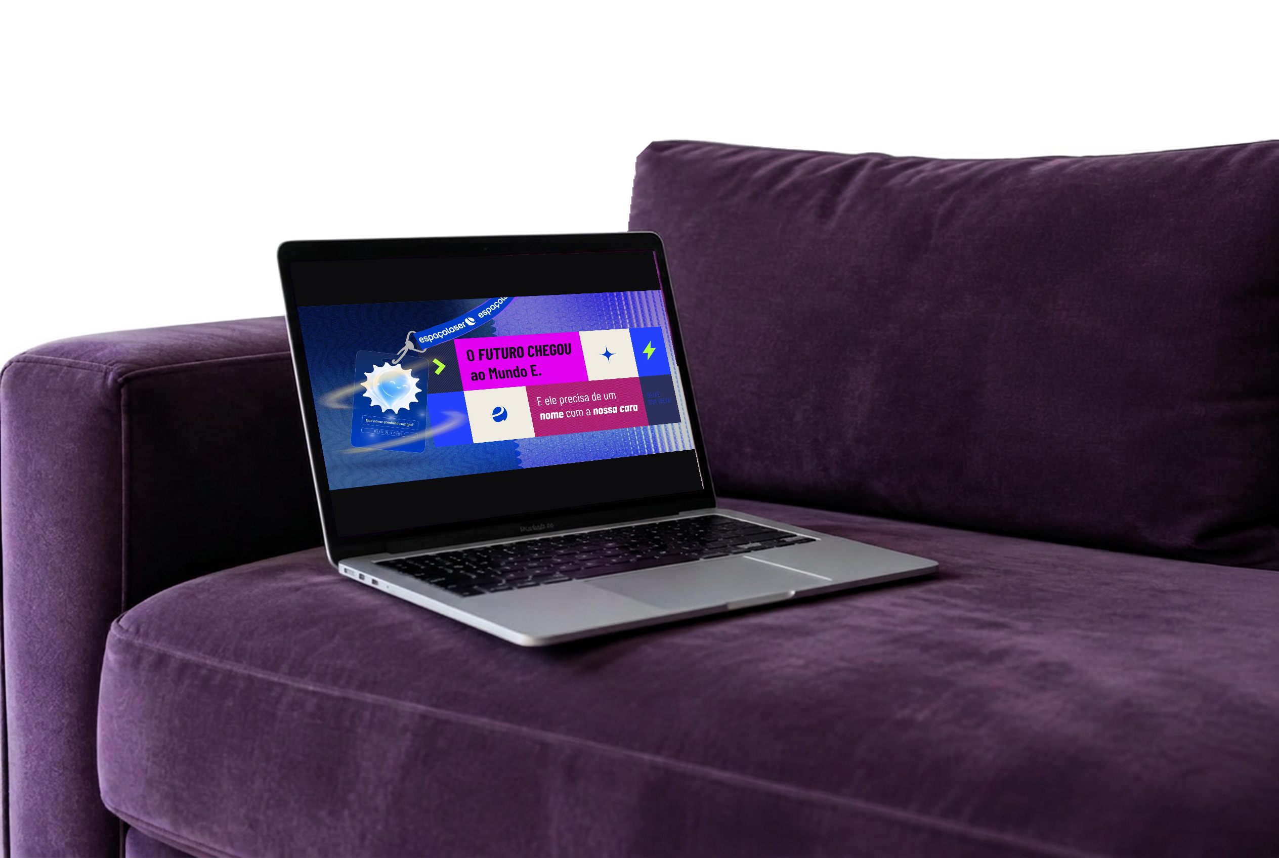MacBook em perspectiva no sofá roxo exibindo a campanha IA da Espaçolaser